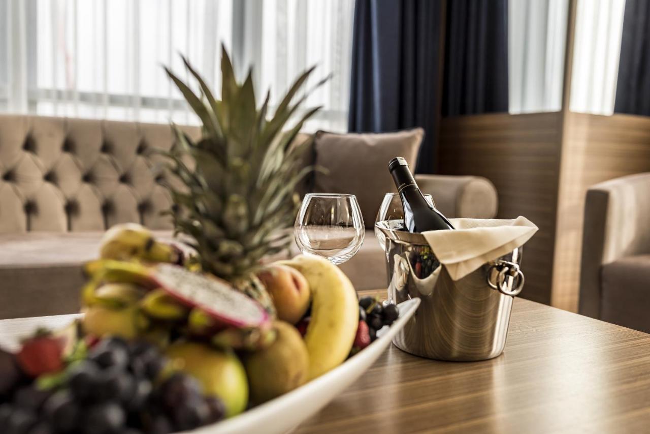 Downtown Ankara Hotel Bagian luar foto A champagne bucket