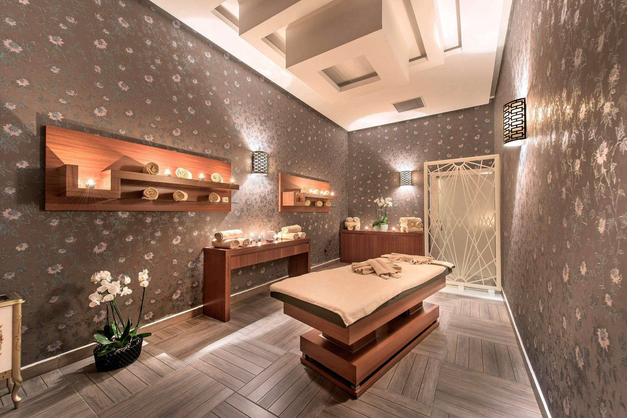 Downtown Ankara Hotel Bagian luar foto A spa treatment room